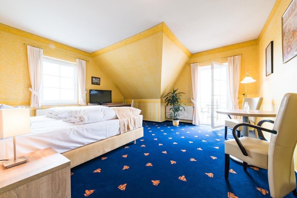 Hotel Boddenhus Garni Цингст Екстериор снимка