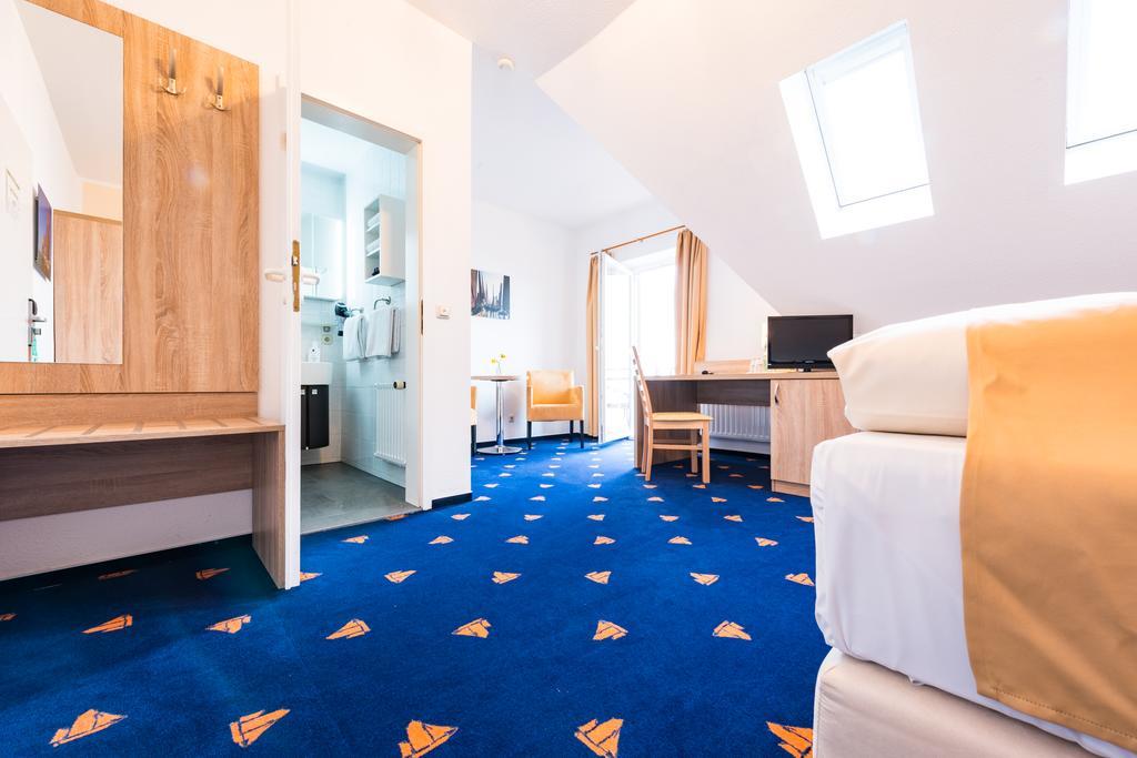 Hotel Boddenhus Garni Цингст Екстериор снимка