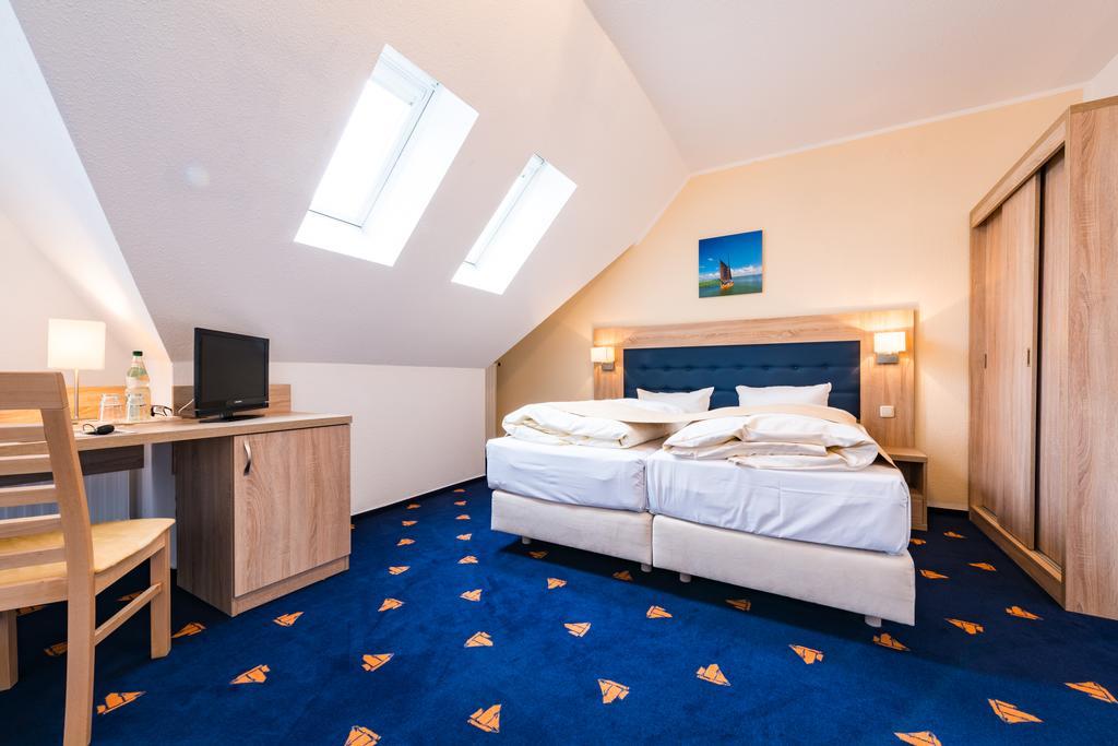 Hotel Boddenhus Garni Цингст Екстериор снимка