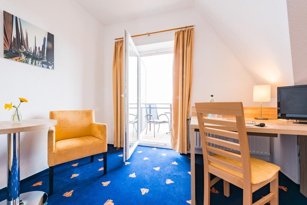 Hotel Boddenhus Garni Цингст Екстериор снимка