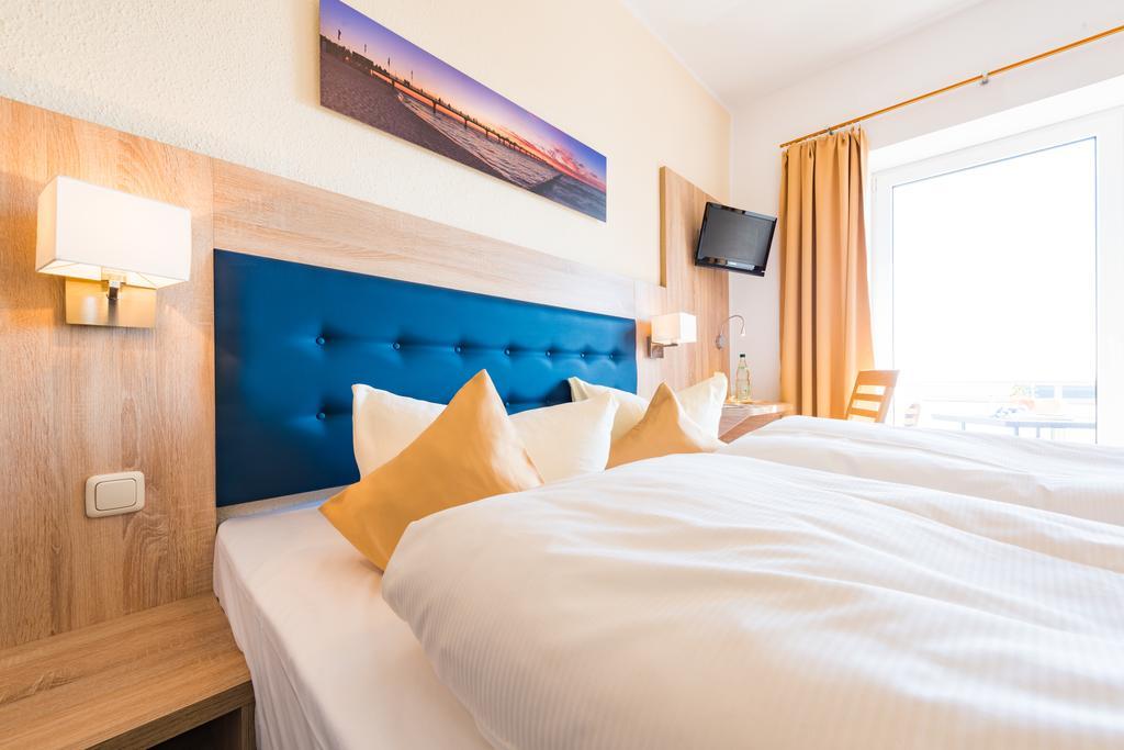 Hotel Boddenhus Garni Цингст Екстериор снимка