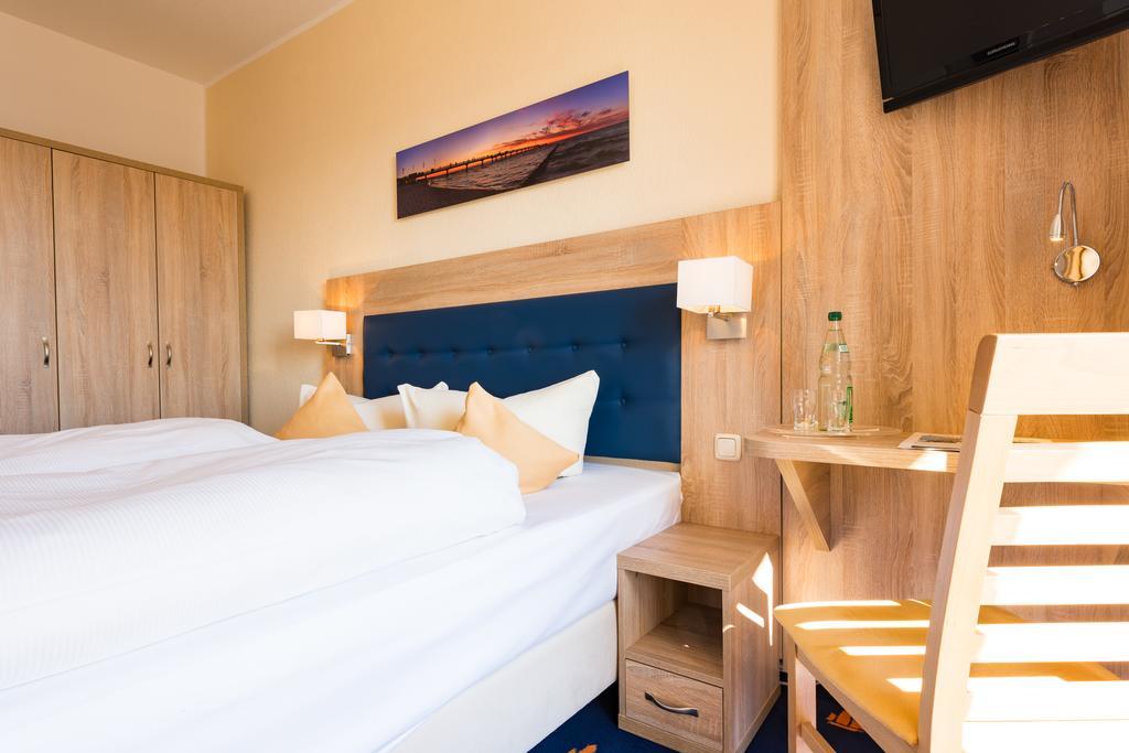 Hotel Boddenhus Garni Цингст Екстериор снимка