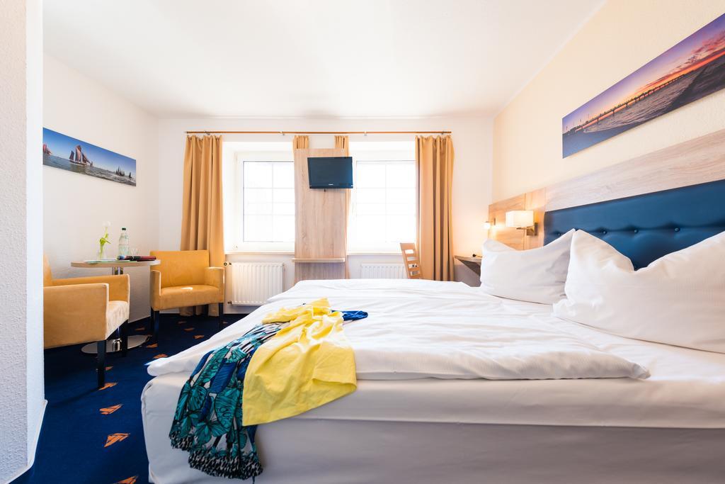 Hotel Boddenhus Garni Цингст Екстериор снимка
