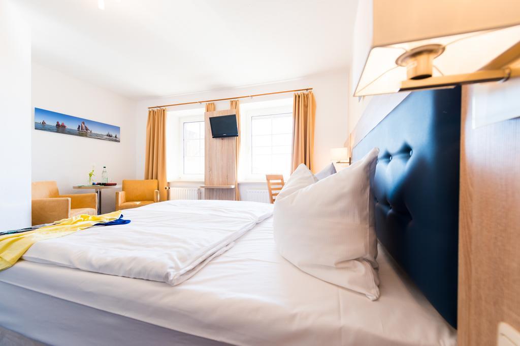 Hotel Boddenhus Garni Цингст Екстериор снимка