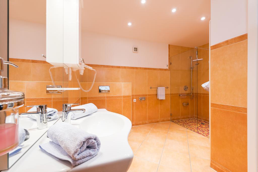 Hotel Boddenhus Garni Цингст Екстериор снимка