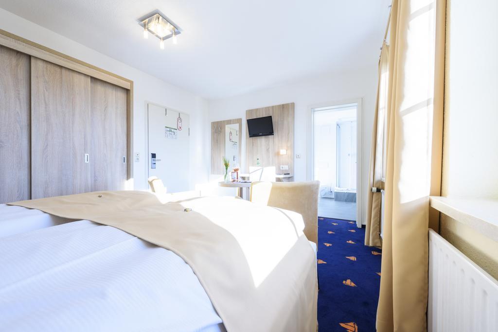 Hotel Boddenhus Garni Цингст Екстериор снимка