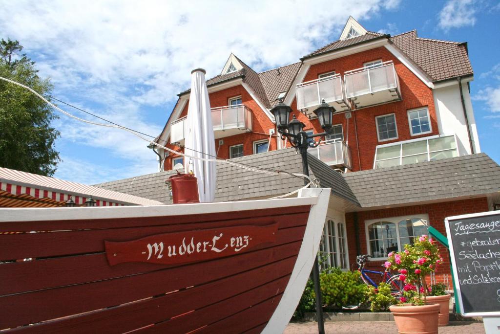 Hotel Boddenhus Garni Цингст Екстериор снимка